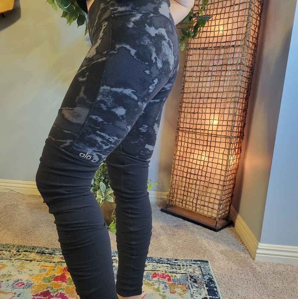 Alo yoga black marble goddess leggings
